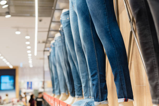 تصویر 1 از شلوار جین آبی روشن مناسب ترکیب با بلوز بلند