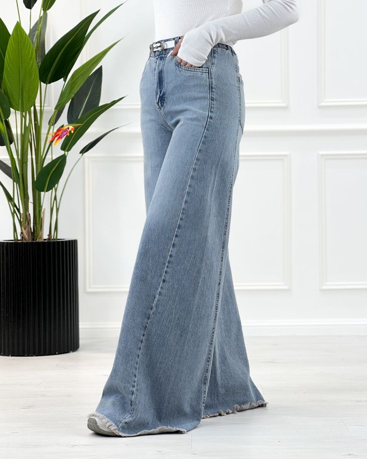 تصویر 3 از شلوار جین آبی یخی با تنخور مناسب اندام های مختلف