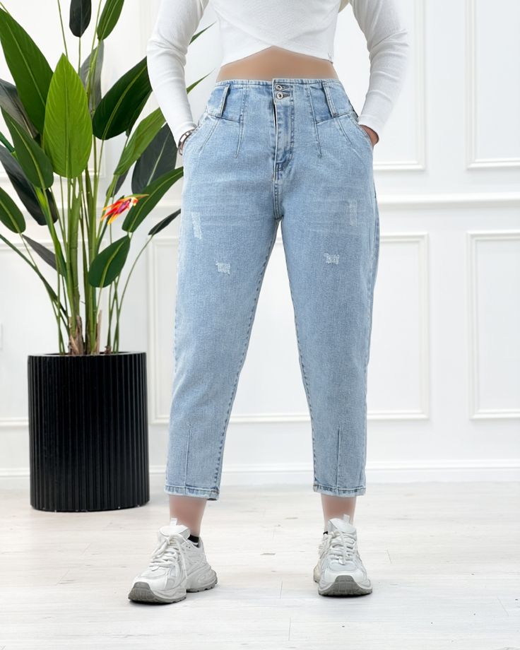 تصویر 2 از شلوار جین آبی یخی با تنخور مناسب اندام های مختلف