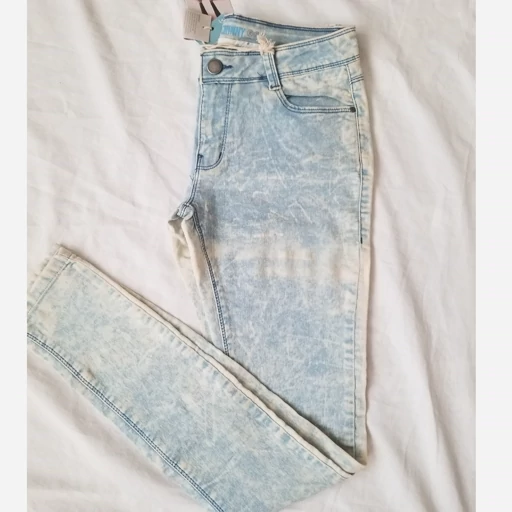 تصویر 2 از شلوار جین آبرنگی با شستشوی سنگ بدون رنگ دهی