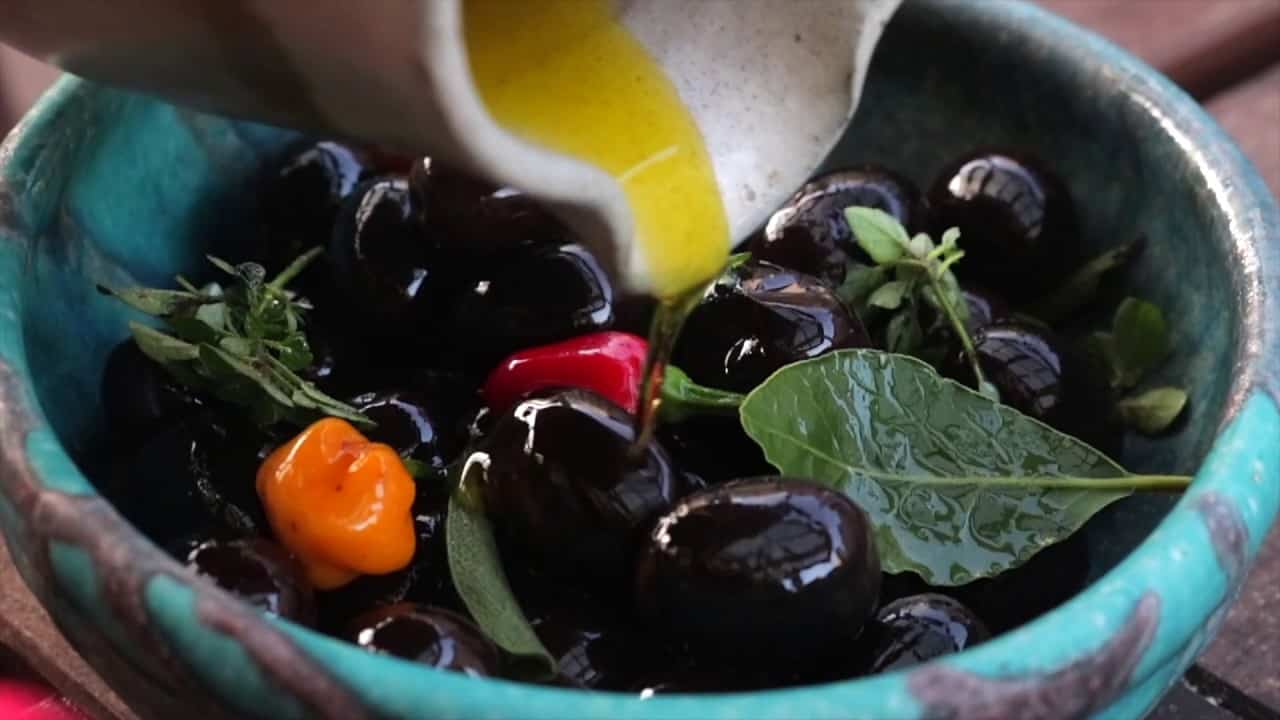 زیتون سیاه شرکتی با بسته بندی بهداشتی ویژه