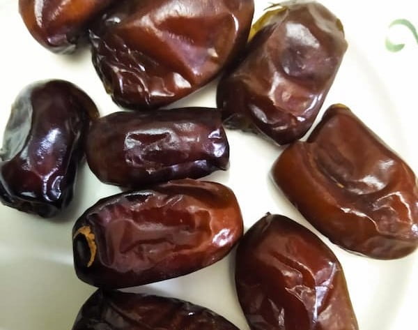 خرما پیارم ارمغان سبز در قالب‌ های شفاف و بهداشتی