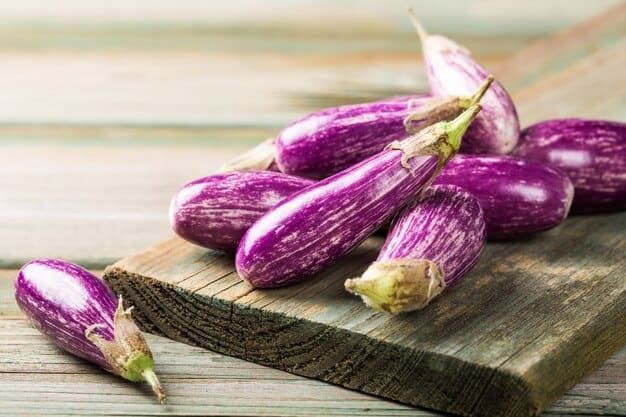 بادمجان ریز تازه برداشت شده از مزارع محلی