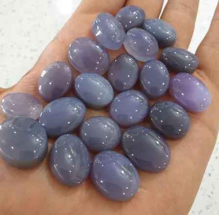 تصویر 1 از سنگ فیروزه کبود در اندازه‌ ها و تراش‌ های مختلف