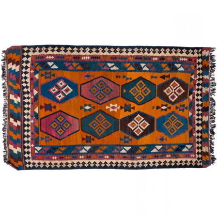 گلیم دستباف ایرانی با طرح های سنتی و رنگ بندی متنوع