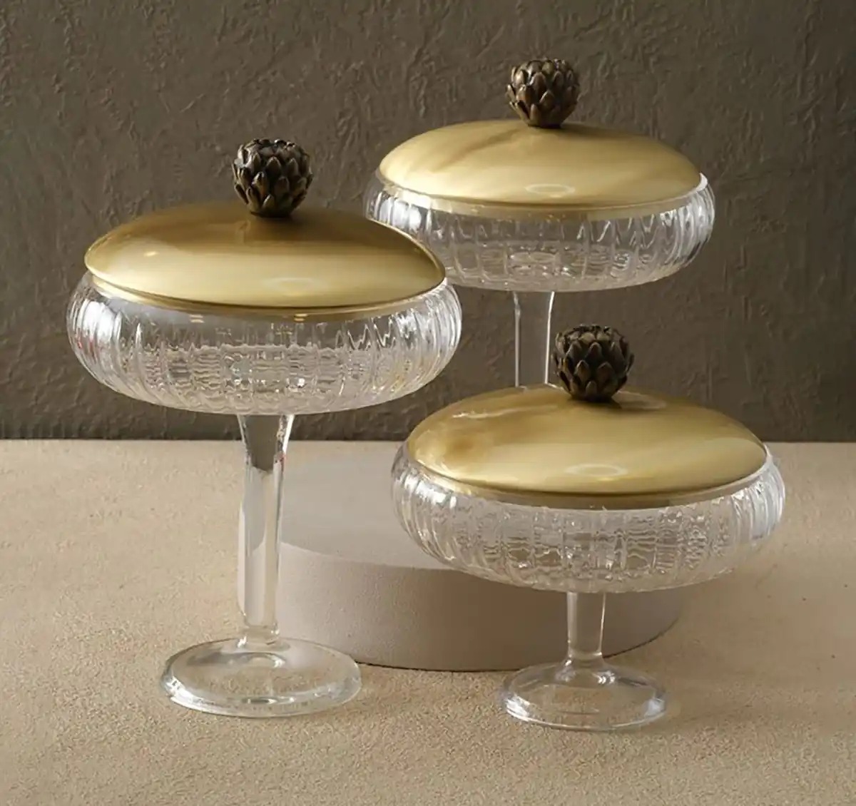 تصویر 4 از ظروف کریستال پذیرایی مدرن لبه‌ های ظریف و جلوه نورانی