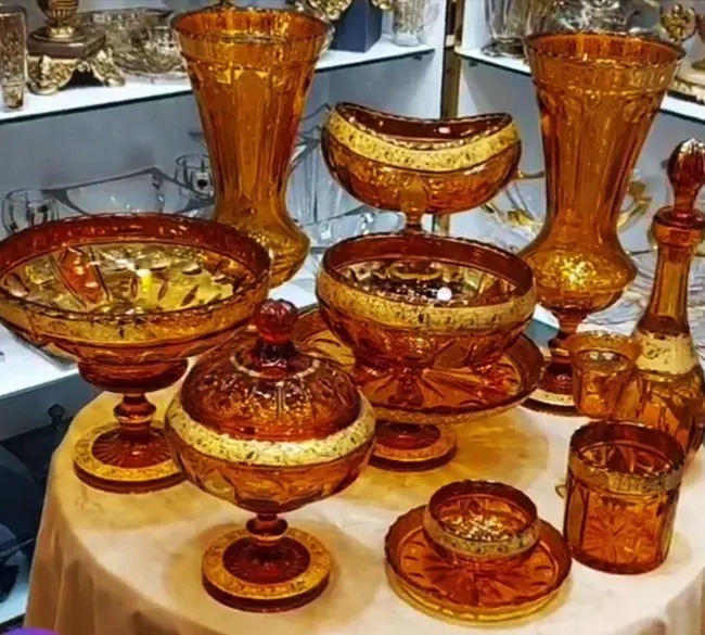 تصویر 4 از ظروف کریستال چک رنگی سطح براق و جزئیات هنری منحصر به‌ فرد