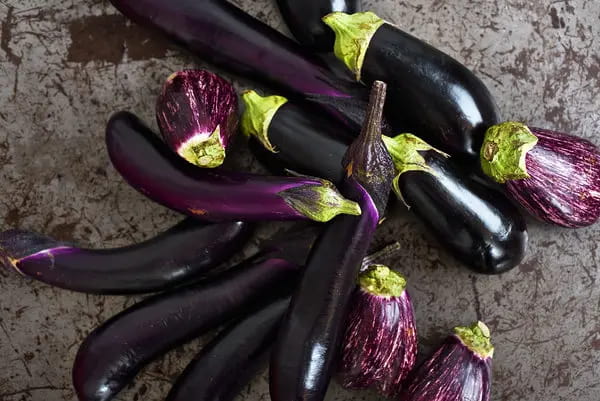 تصویر 1 از بادمجان سیاه تازه مزرعه ای براق گوشتی و مناسب خوراک روزانه سالم