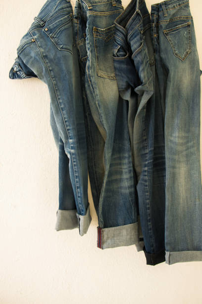 تصویر 4 از شلوار جین ترک مردانه مناسب ترکیب با تیشرت و کفش اسنیکر