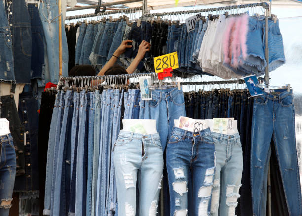 تصویر 2 از شلوار جین ترک مردانه مناسب ترکیب با تیشرت و کفش اسنیکر