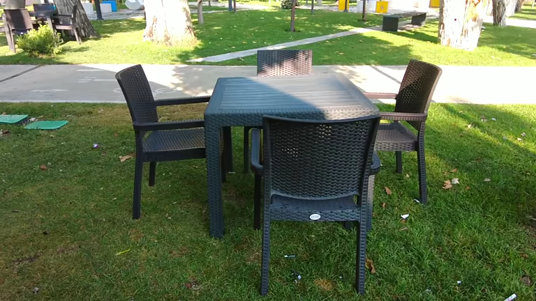 تصویر 4 از میز و صندلی پلاستیکی تراس با میز تاشو و صندلی‌ های تو در تو