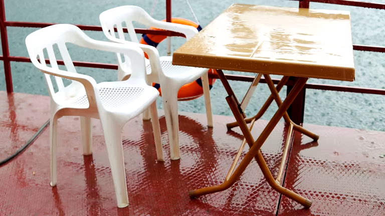 تصویر 2 از میز و صندلی پلاستیکی تراس با میز تاشو و صندلی‌ های تو در تو