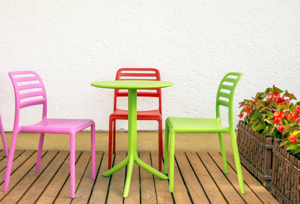 تصویر 1 از میز و صندلی پلاستیکی آشپزخانه ضد آب و رطوبت با پایه های فلزی و پلاستیکی