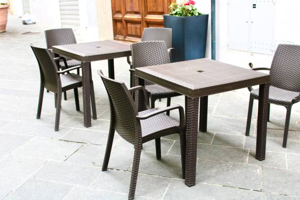 تصویر 2 از میز و صندلی پلاستیکی آشپزخانه ضد آب و رطوبت با پایه های فلزی و پلاستیکی