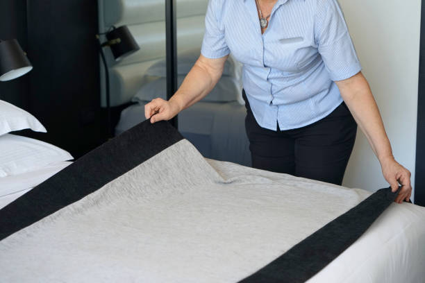 تصویر 2 از ملحفه هتلی سفید با لبه های دوخت فرانسوی محکم