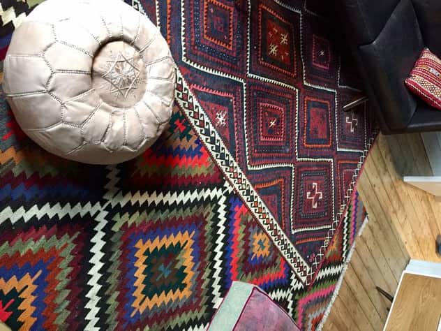 گلیم دستبافت عنبران دارای نقش سنتی