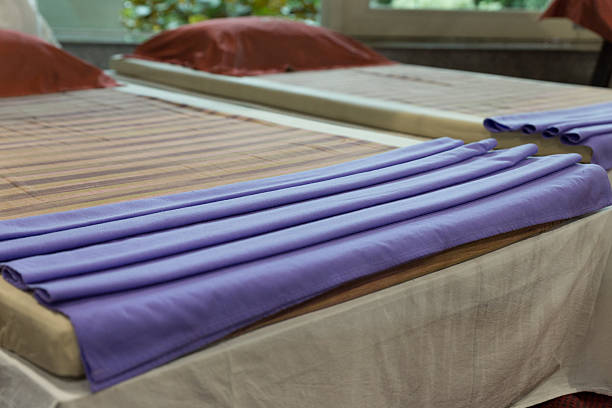 تصویر 1 از ملحفه هتلی بنفش بافت ژاکارد ضد لک با پوشش نانو آب گریز