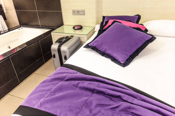 تصویر 4 از ملحفه هتلی بنفش بافت ژاکارد ضد لک با پوشش نانو آب گریز