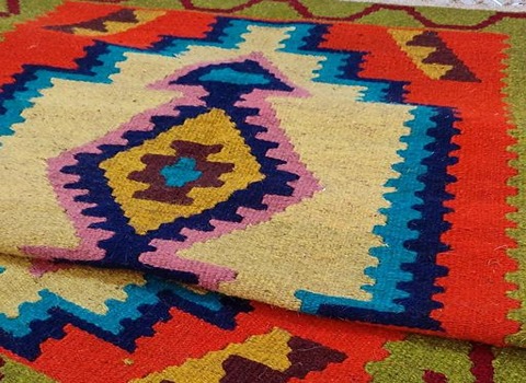 گلیم دستبافت یزد با ساختار سنتی و بافت منظم