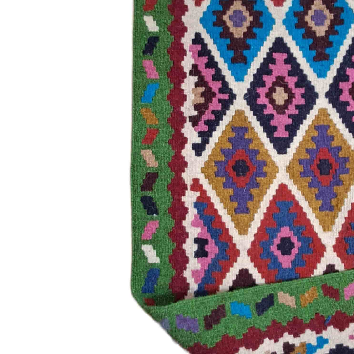 گلیم دستبافت طرح اختر با نقش‌ های سنتی دست‌ ساز