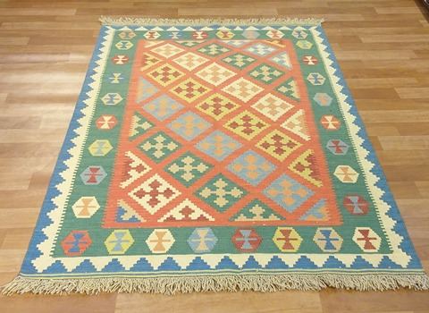 تصویر 2 از گلیم دستبافت طرح اختر با نقش‌ های سنتی دست‌ ساز