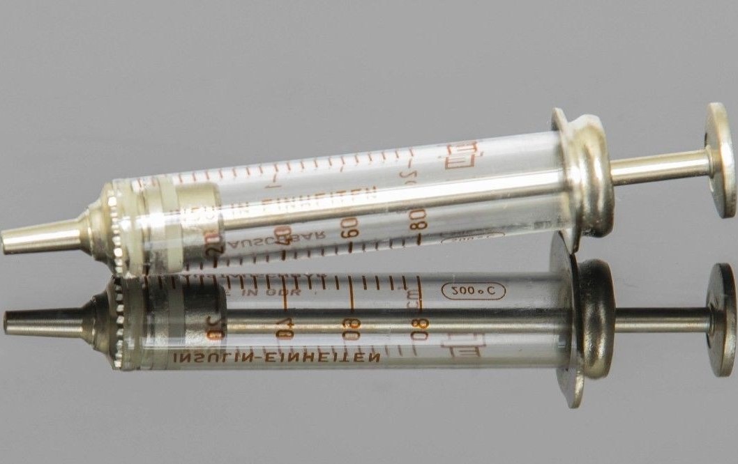 تصویر 3 از سرنگ گاواژ شیشه ای با پیستون نرم مناسب تزریق داروی مایع