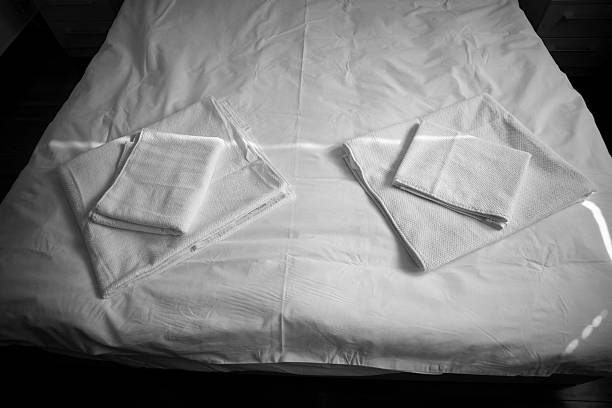 ملحفه روتختی هتلی در رنگ های متنوع و طرح های ساده