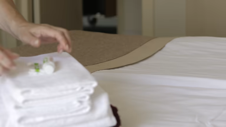 تصویر 3 از ملحفه روتختی هتلی در رنگ های متنوع و طرح های ساده