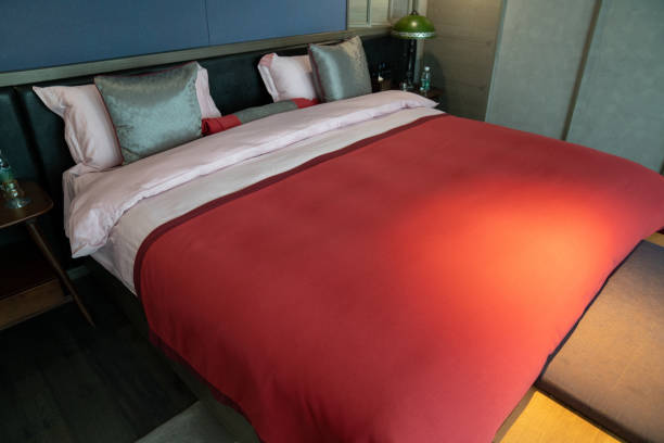 تصویر 4 از ملحفه هتلی زرشکی در مدل های ساده و طرح دار با مقاومت بالا