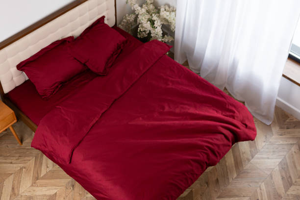 ملحفه هتلی زرشکی در مدل های ساده و طرح دار با مقاومت بالا