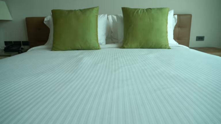 تصویر 2 از ملحفه هتلی سبز با بافت متراکم برای دوام طولانی