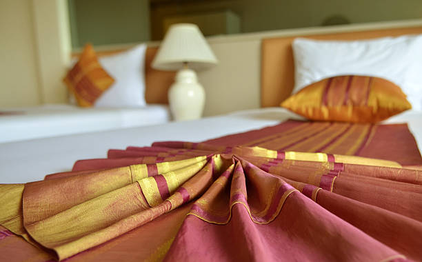 ملحفه ساتن هتلی با رنگ‌ ثابت و عدم رنگ‌ دهی در شستشو