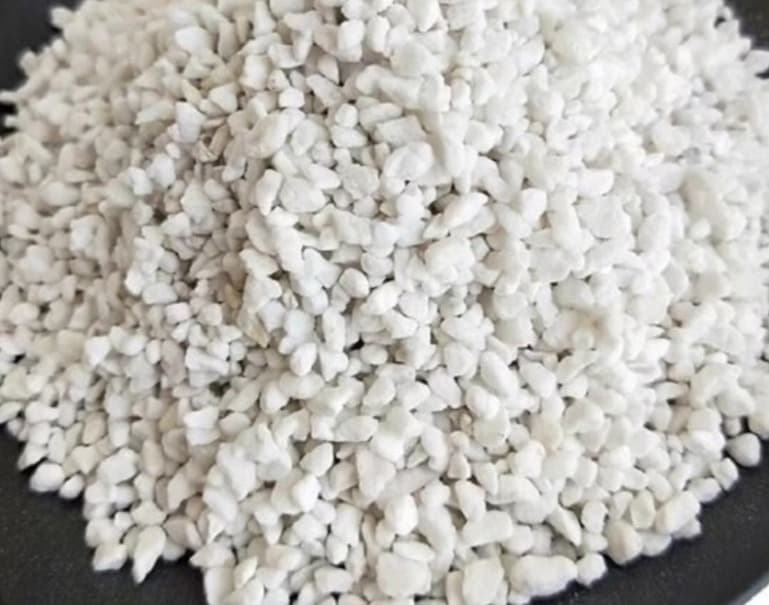 تصویر 1 از پوکه صنعتی پرلیت کرمان دانه‌ بندی یکنواخت کاربردی