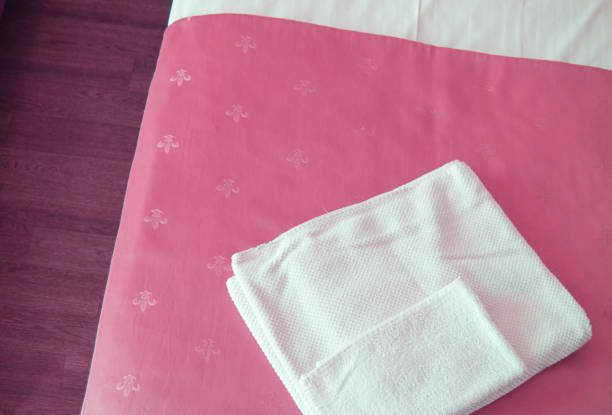 ملحفه هتلی صورتی در ابعاد استاندارد با قابلیت جذب رطوبت