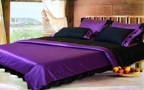 تصویر 3 از روبالشتی ساتن بنفش با پارچه لطیف و سبک