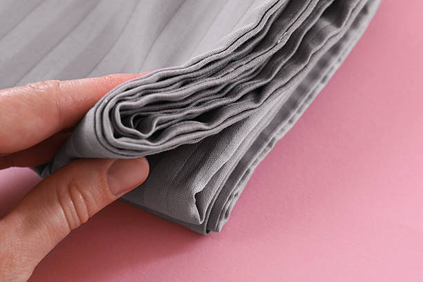 ملحفه هتلی طوسی از الیاف ضد حساسیت مناسب مراکز اقامتی