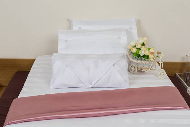 تصویر 2 از ملحفه هتلی عمده در مدل های ساده مناسب تخت تک و دو نفره