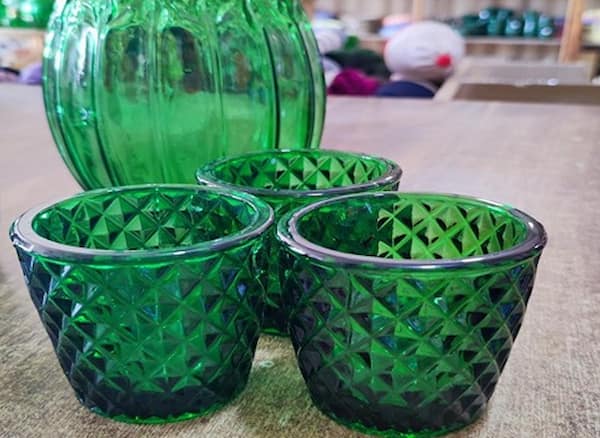 تصویر 1 از لیوان بلوری سبز با بسته بندی شیک و ایمن