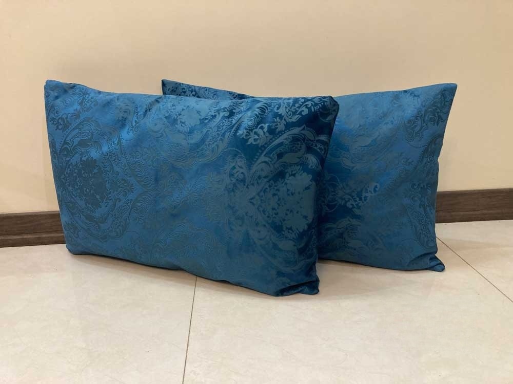 روبالشتی آبی هماهنگ با دکور اتاق خواب