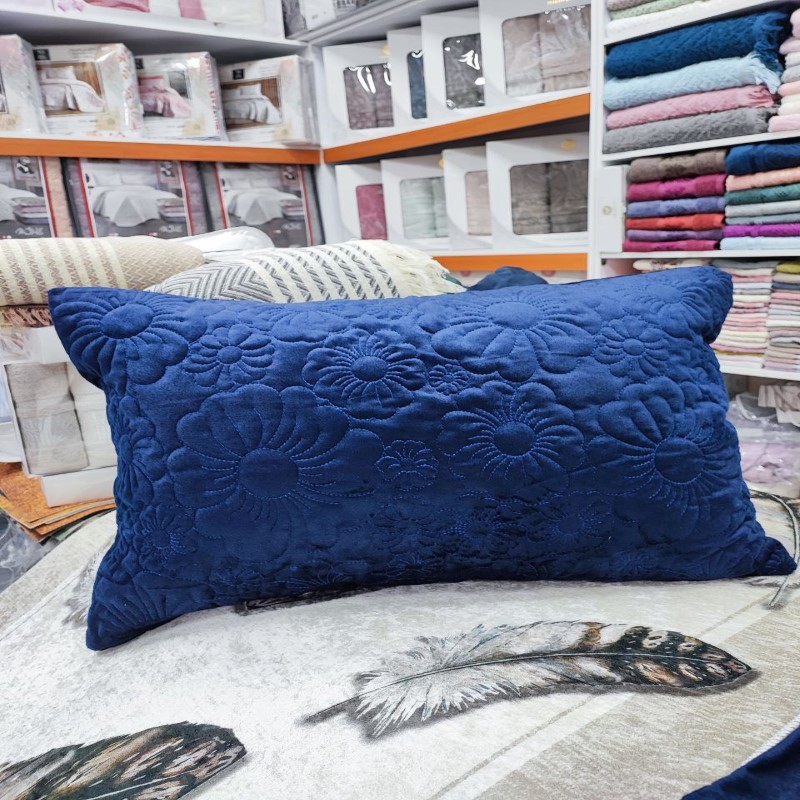 تصویر 2 از روبالشتی آبی هماهنگ با دکور اتاق خواب