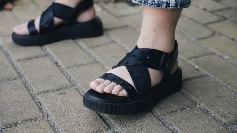 تصویر 2 از صندل لژ دار با زیره سبک و طراحی ارگونومیک مناسب استفاده روزمره