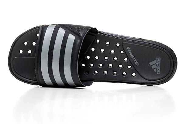 تصویر 1 از صندل آدیداس در مدل‌ های بندی و ساده مناسب فصول گرم