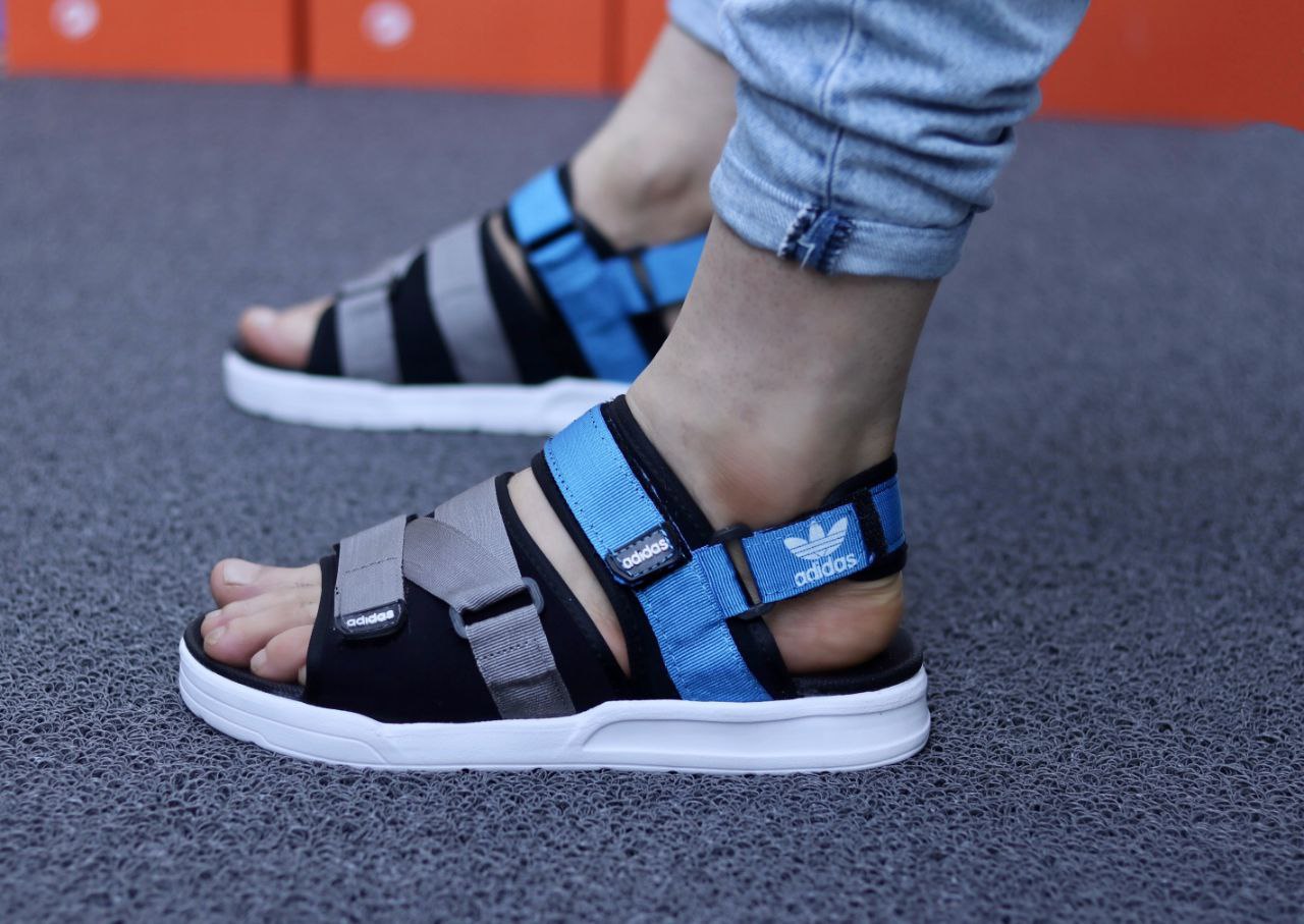 صندل آدیداس در مدل‌ های بندی و ساده مناسب فصول گرم