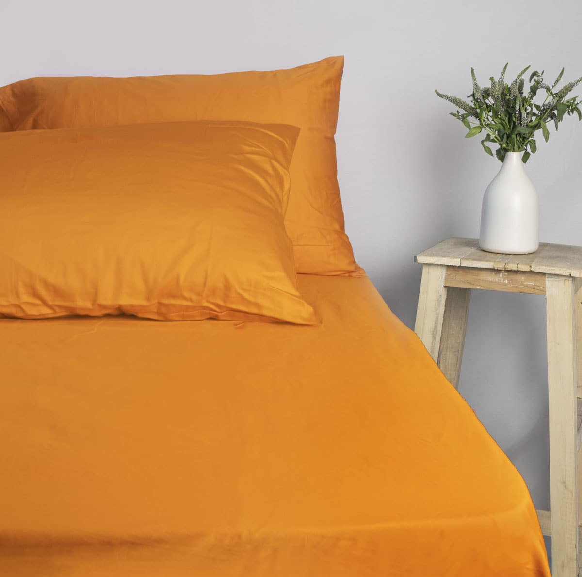 تصویر 2 از روبالشتی نارنجی هماهنگ با سرویس خواب ساده