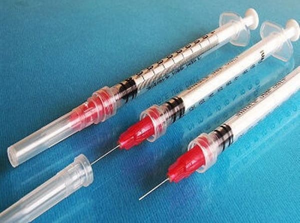 تصویر 4 از سرنگ انسولین پیچی حلما درجه یک مناسب تزریق دارو های حساس