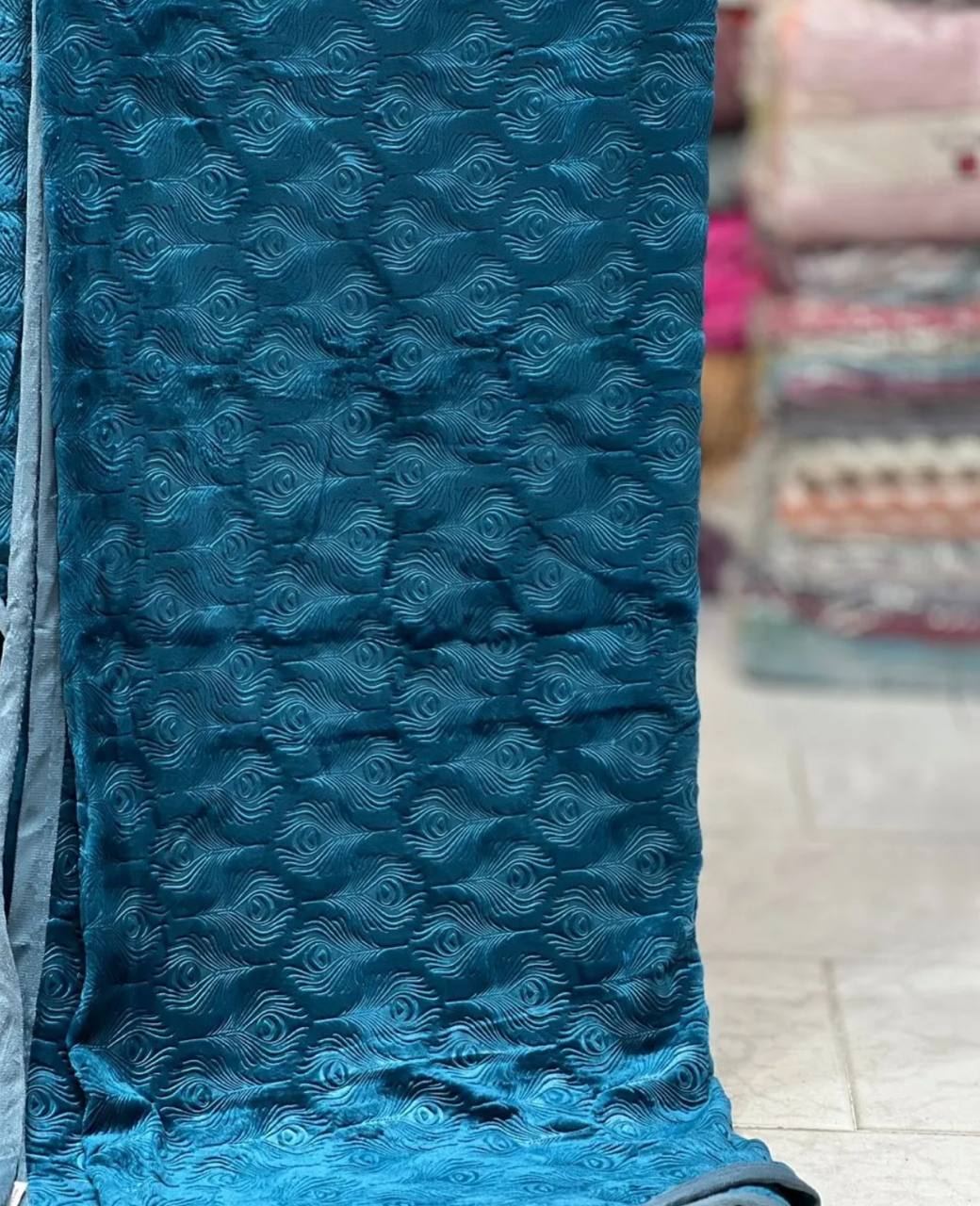 فروش ویژه و تامین مستقیم پتو ابریشمی طرح پر طاووس دونفره