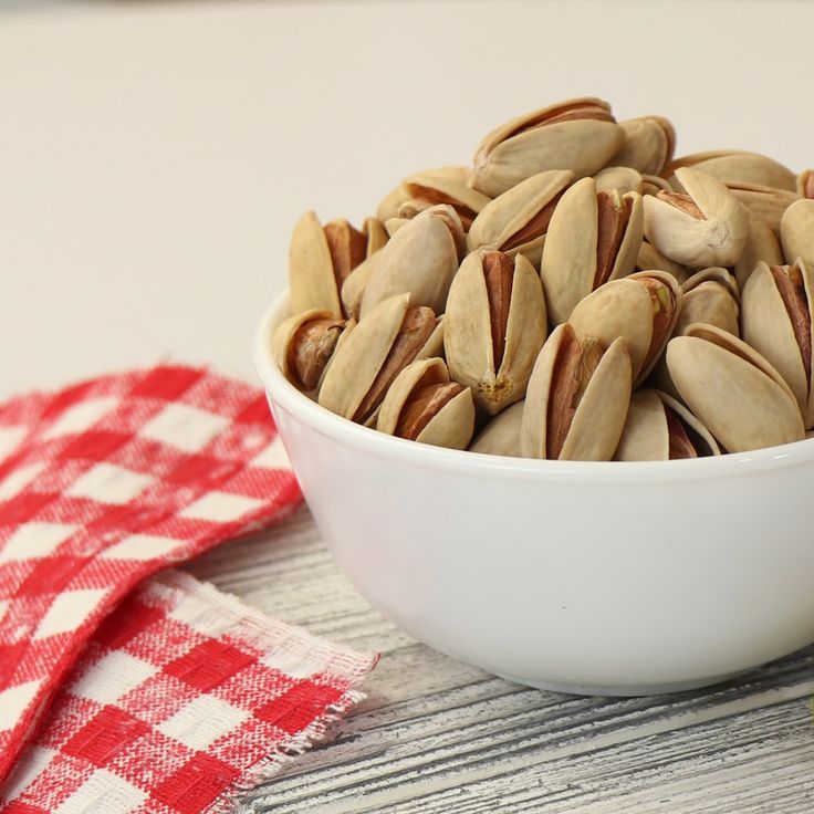 پسته احمد آقایی درشت امسالی با خندانی طبیعی و پوسته روشن