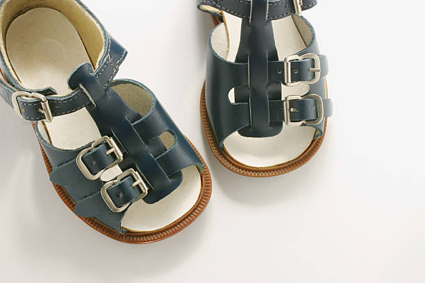 صندل پسرانه با کفی انعطاف پذیر با کاهش فشار به پای کودک