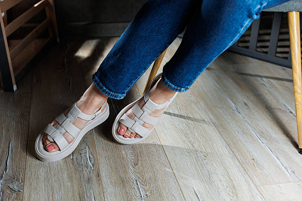 تصویر 4 از صندل تابستانی زنانه با بند قابل تنظیم و فیت مناسب انواع فرم پا