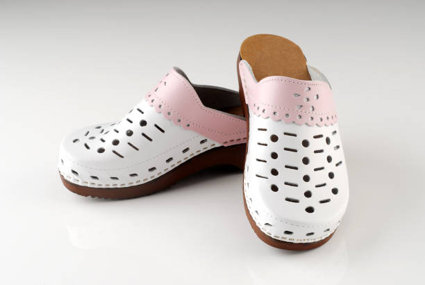 صندل جلو بسته زنانه با طراحی ایمن و جلوگیری از ضربه به پنجه پا